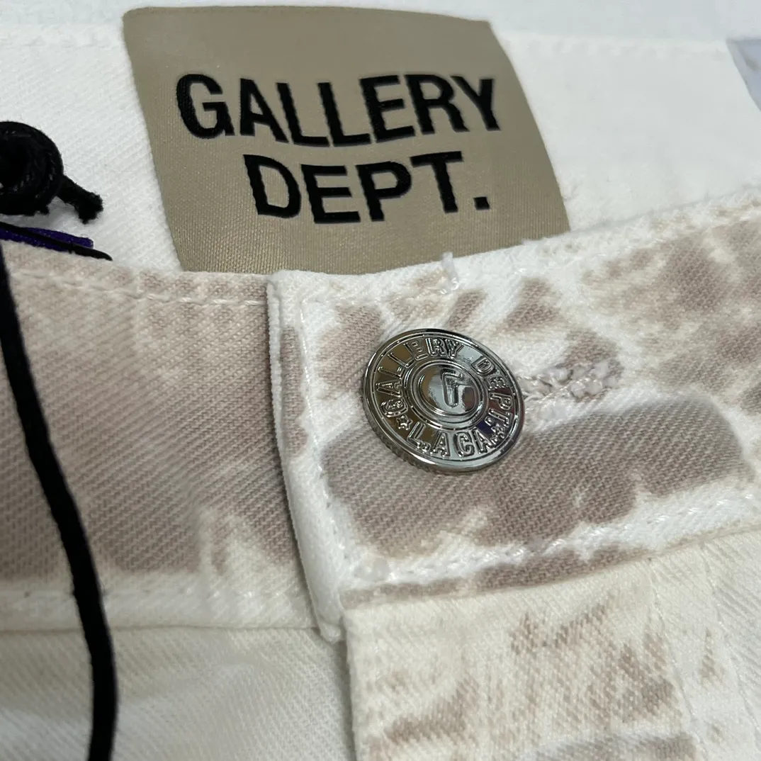 GALLERY DEPT. PAINTED CARPENTER FLARE graffiti logging pants, size 30/32/34/36, pure logging workwear style! Super heavy industry, mud dyeing and cleaning, worn out holes, all molded and customized, accessories are complete and correct! Artificial ink graffiti, tedious and heavy work
